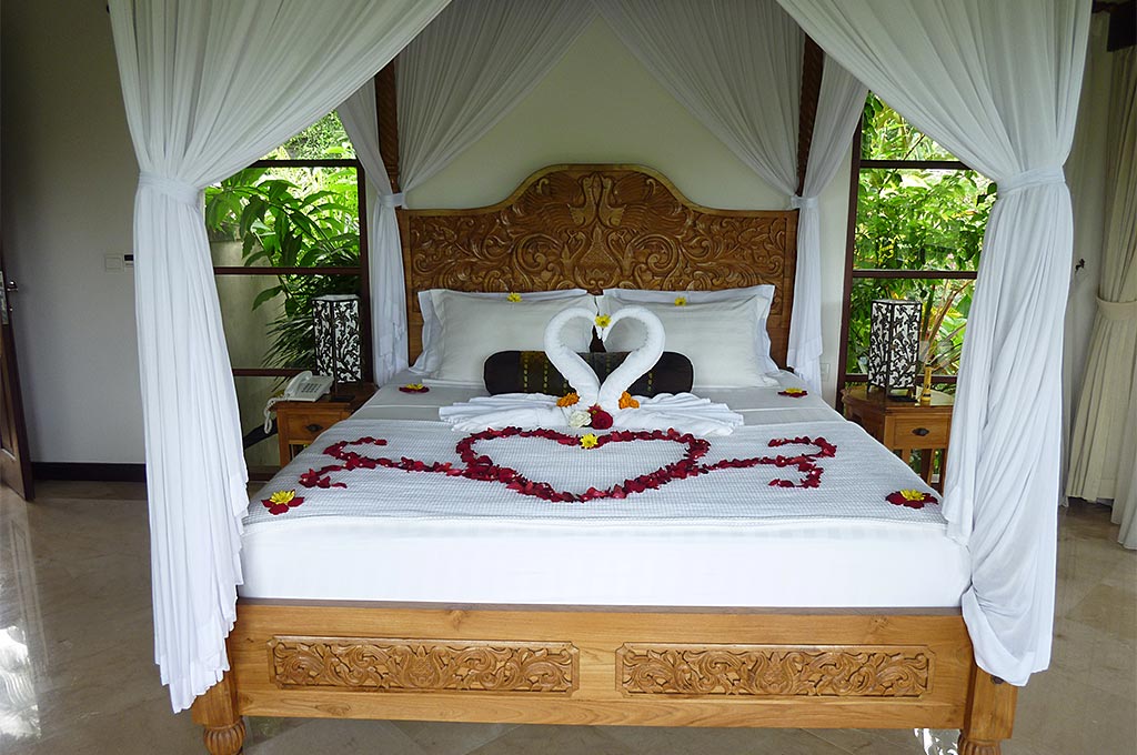 H---Honeymoon-bed-setup